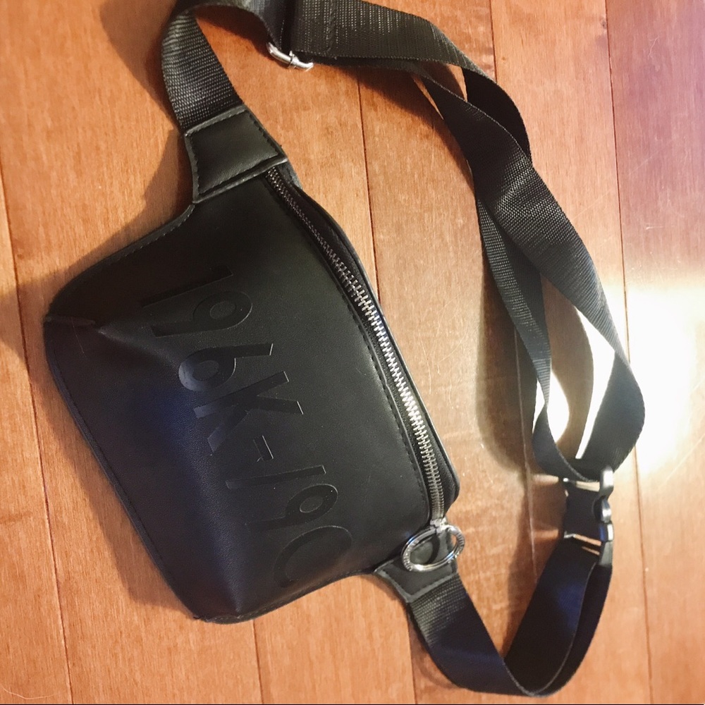 Black fanny pack